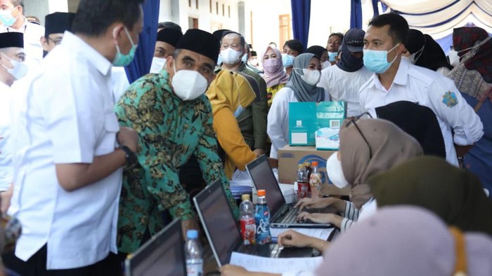 Sekjen Gerindra Muzani Hadiri Vaksinasi di Pesantren Buntet Cirebon